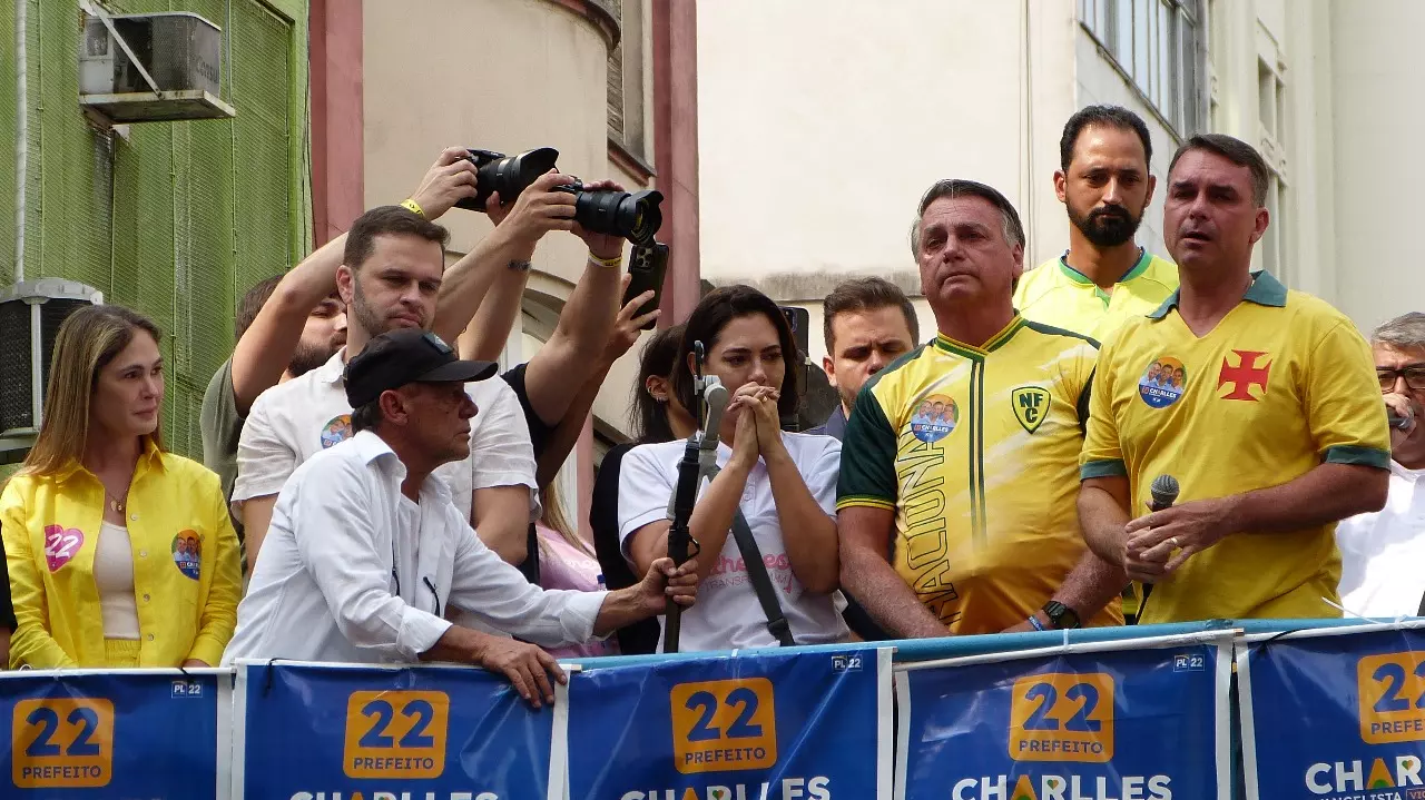 Seis anos após facada, Bolsonaro retorna a Juiz de Fora e discursa para apoiadores